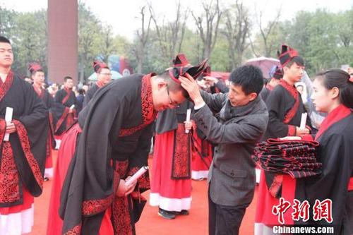 中国侨网图为加笄加冠。 汉城湖景区 摄