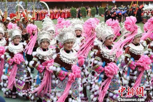 中国侨网苗族同胞身着盛装参加苗年。　贺俊怡　摄