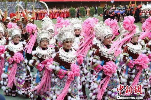 中国侨网苗族同胞身着盛装参加苗年。 贺俊怡 摄