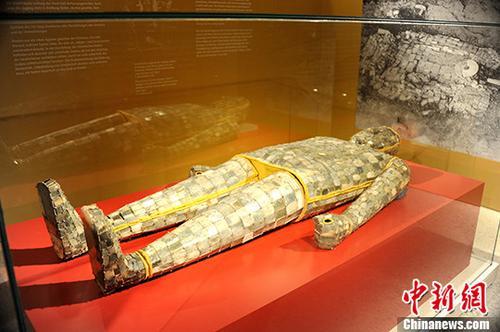 中国侨网当地时间11月22日在德国柏林新博物馆举行的“中国与埃及——世界的摇篮”展览讨论会上,中国、德国和埃及三国嘉宾共同探讨了文化传承与文物保护等话题。图为在德展出的中国古代文物珍宝。 中新社记者 彭大伟 摄