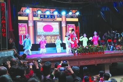 中国侨网在凤阳演艺中心,小小传承人表演《钱塘县》。