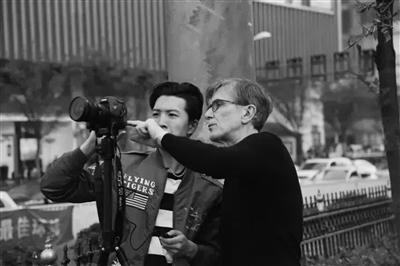中国侨网克里斯·马吉（图右）来宁拍摄80年后涅槃重生的新南京。