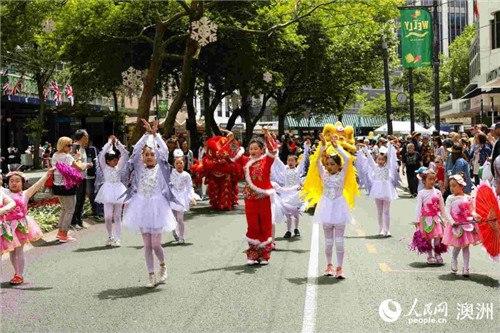 中国侨网中国队伍中的少儿舞蹈方阵(摄影 张健勇)