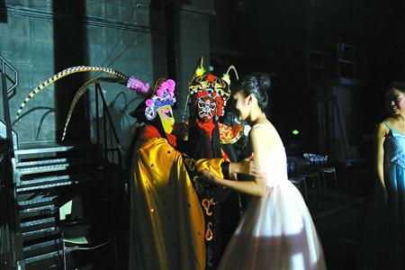 中国侨网川剧演员与歌剧演员在后台交流。　鲁晓庆　摄 