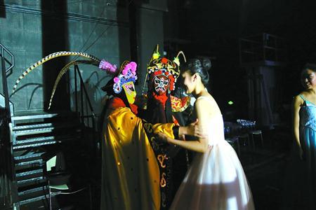 中国侨网川剧演员与歌剧演员在后台交流。 鲁晓庆 摄
