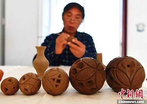 中国侨网60岁的河北赵县民间艺人杜计法正在制作泥模。 中新社记者 翟羽佳 摄