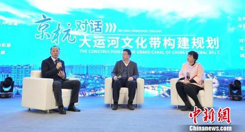 中国侨网张谨（右一）和北京市委宣传部副巡视员徐和建、杭州市运河集团董事长高小辉开展“京杭对话”。　王刚　摄