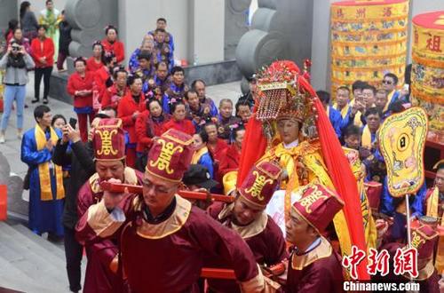 中国侨网第十九届中国·湄洲妈祖文化旅游节开幕式在“妈祖故里”湄洲岛举行。　吕明　摄