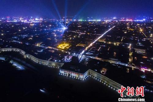中国侨网平遥古城夜景。　韦亮　摄