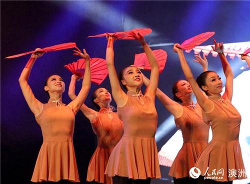 中国侨网书写青春华章的开场舞《晨光初升》（摄影 张健勇）
