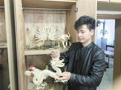 中国侨网陈云飞展示其作品。本报记者童梦宁摄