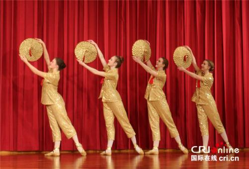 中国侨网舞蹈《万泉河水》片段。