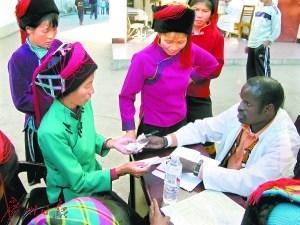 中国侨网迪亚拉在乡村给患者看病。