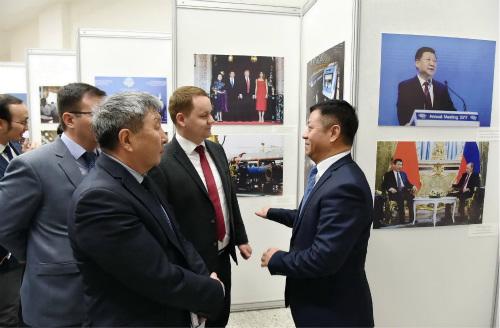 中国侨网驻哈萨克斯坦大使张汉晖为嘉宾们讲解图片内容。