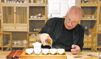 中国侨网盖哈德为茶客表演茶艺。 本报记者 冯雪珺摄   