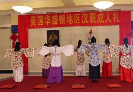中国侨网学生参加“汉服成人礼”,学习中国古代传统礼仪。(美国《世界日报》/美中实验学校提供)