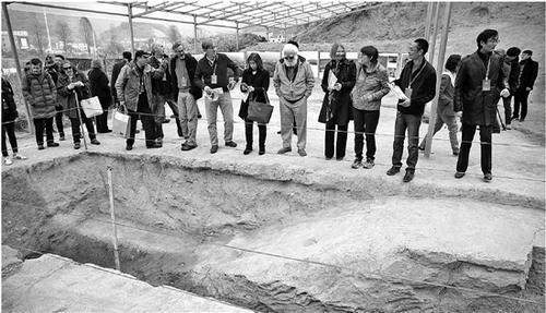 中国侨网国际考古大咖们在良渚古城实地考察。