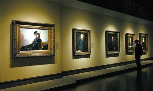 中国侨网肖像画是“巡回展览画派”的重要艺术成就，《无名女郎》等吸引观众驻足欣赏。蒋迪雯　摄 