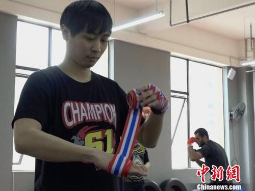 中国侨网“90后”泰国青年洪志青在成都开设了一家泰拳馆。 魏尧 摄