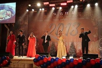 中国侨网两国青年表演中俄歌曲合唱。