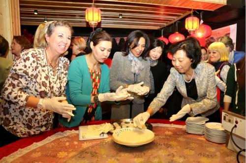 中国侨网嘉宾亲手制作中国传统甜点麻团。