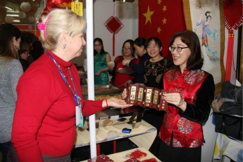 中国侨网总领馆工作人员向嘉宾介绍中国工艺品。