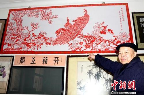 中国侨网78岁剪纸传人张玉义完成的巨幅剪纸作品《万紫千红总是春》 宋俊初 摄