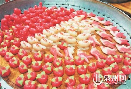 中国侨网除了糯米丸子,泉州人在冬至还准备了其他糕点面食,以表达美好愿望。