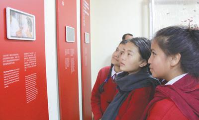 中国侨网当地小学生在尼泊尔中国文化中心参观展览。 　　本报记者 苑基荣摄 