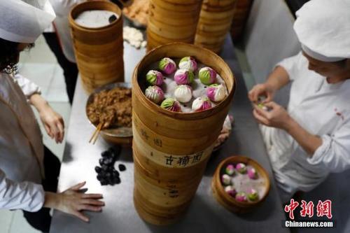 中国侨网到非遗南翔小笼制作技艺传承人李建钢所在的古猗园餐厅,探秘南翔小笼的中央厨房。 张亨伟 摄