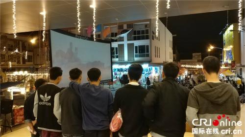 中国侨网老挝占巴塞省电影放映现场。
