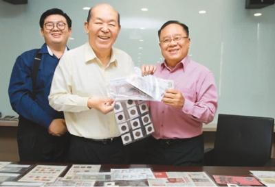 中国侨网图为符树波（右）将钱币和邮票赠捐予马来西亚华人博物馆。（来源：马来西亚《星洲日报》）