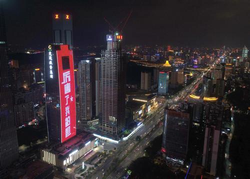 中国侨网资料图片：2017年10月1日，广西南宁一栋建筑打出“厉害了，我的国”字样，庆祝国庆。新华社记者 周华 摄