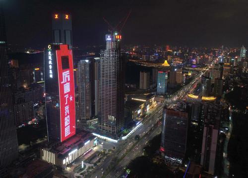 中国侨网资料图片:2017年10月1日,广西南宁一栋建筑打出“厉害了,我的国”字样,庆祝国庆。新华社记者 周华 摄