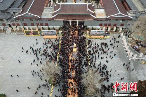 中国侨网海内外佛教界高僧大德、诸山长老、四众弟子等万余人云集于此,追思中国佛教泰斗一诚长老。 王剑 摄