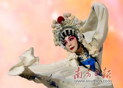中国侨网粤剧《白蛇传》倪惠英饰演白素贞。
