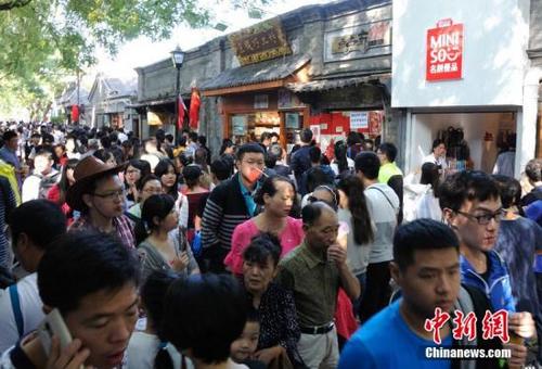 中国侨网资料图:南锣鼓巷依旧人头攒动。图片来源:CFP视觉中国