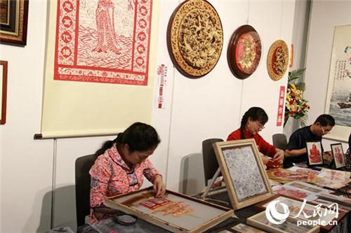 中国侨网四名来自潮汕地区的非遗传承人，在香港展示民间艺术。（摄影：吴玉洁）
