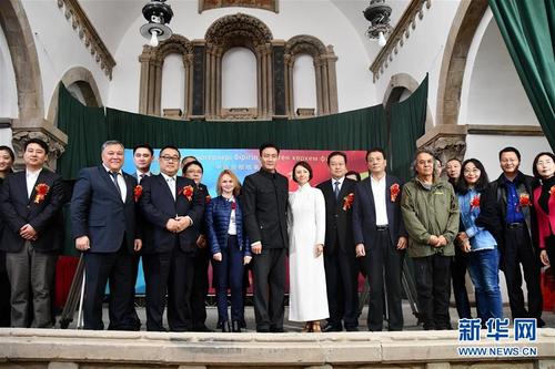 中国侨网这是10月10日在陕西延安拍摄的电影《音乐家》中国部分的开机仪式。当日,首部中国与哈萨克斯坦合拍电影《音乐家》在延安举行中国部分的开机仪式。影片讲述了著名音乐家冼星海与哈萨克斯坦音乐家拜卡达莫夫在战争年代结下深厚情谊的故事。新华社记者高音子摄