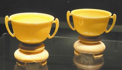 中国侨网瓷博会展出的黄釉暗刻双龙戏珠纹双耳杯（一对）（清康熙）