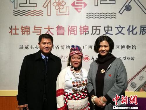中国侨网图为吴伟峰、连美惠、贺卡三人合影。 胡远航 摄