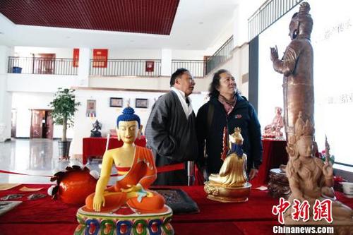 中国侨网西藏培训非遗传承人,推动文化产业发展,图中佛像为非遗传承人作品。 孙翔 摄