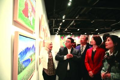 中国侨网嘉宾在展览现场参观。