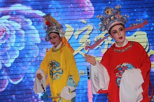 中国侨网西班牙中华古乐协会会员与侨界文艺爱好者共同表演了戏曲节目。