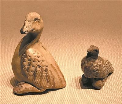 中国侨网吉州窑白釉褐彩鸭，玩具。采用捏塑、添彩、施釉等技法，捕捉到鸭在生活中的原态，活灵活现。
