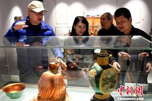 中国侨网此次精品展的展品大多数是从海外回流,见证了福州老漆器扬名海外、流芳他乡的百年辉煌。 记者刘可耕 摄