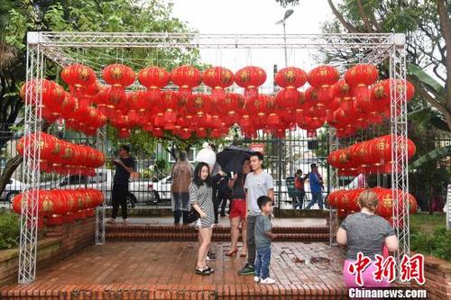 中国侨网图为美食节活动入口处挂满中国红灯笼，增添节日喜庆。　莫成雄 摄