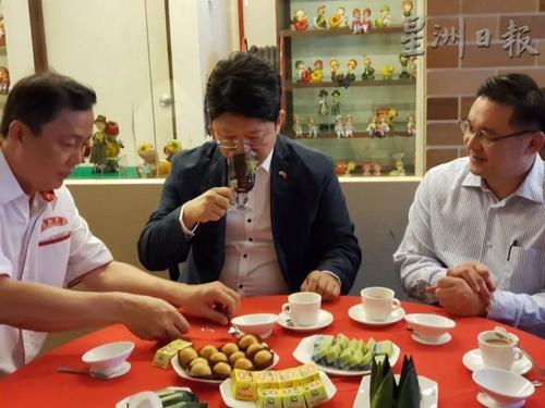 中国侨网三叔公为白天呈上陈年老桔热饮。(马来西亚《星洲日报》)
