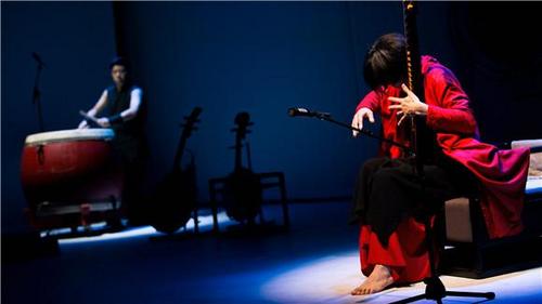 中国侨网上海民族乐团青年演奏七首古曲。