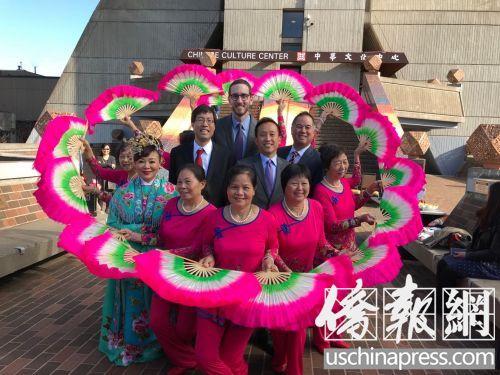中国侨网出席记者会的4位主要议员与花园角舞蹈队合影，在中国农历新年到来前，感受浓浓的中国文化。右起：丁右立、邱信福、威善高、潘君达。(美国《侨报》/记者吴卓明 摄)
